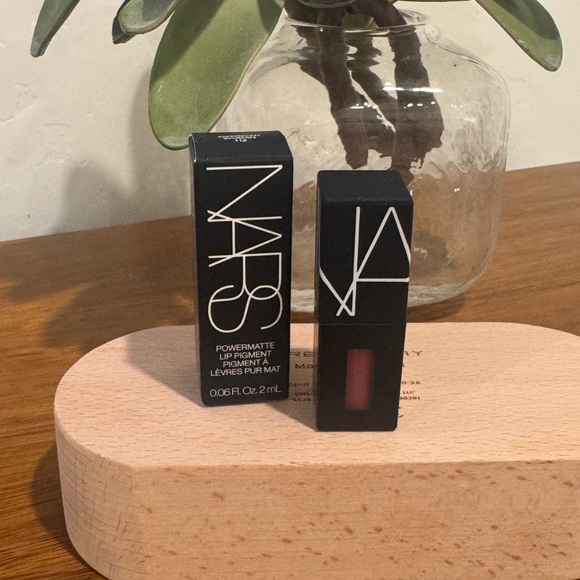 Mini NARS Powermatte Lip Pigment - American Woman .06 oz - Picture 1 of 4